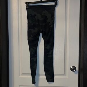 Old Navy Black Camouflage Maternity Leggings